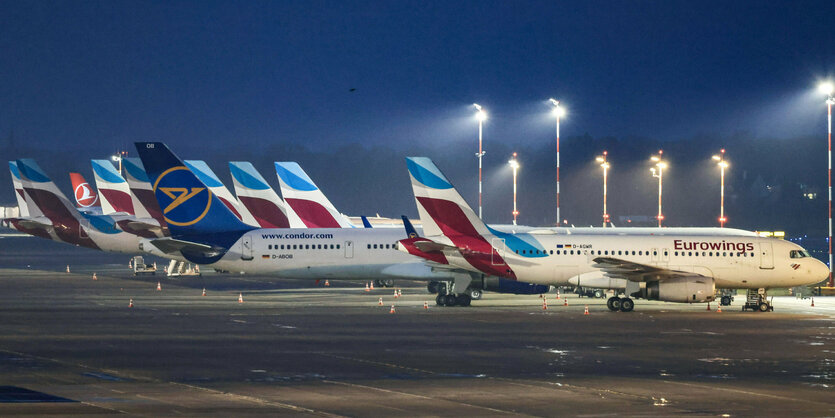 Flugzeuge der Gesellschaften Eurowings und Condor stehen auf dem Vorfeld des Düsseldorfer Flughafens