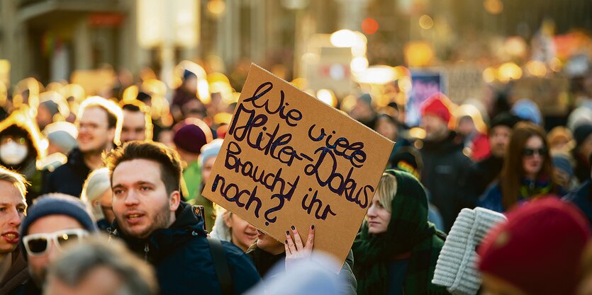 "Wie viele Hitler-Dokus braucht ihr noch?" steht auf einem Plakat bei der Demonstration gegen Rechtsextremismus.