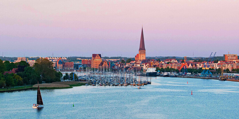 Blick auf Rostock und die Warnow.