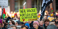 "'Heil Höcke' hört sich echt scheiße an! - Kurt Krömer" steht auf einem Plakat bei der Demonstration gegen Rechtsextremismus.