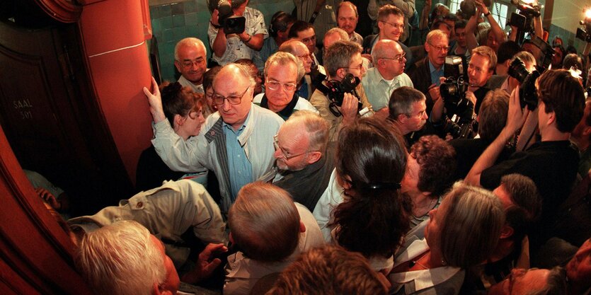 Im Getümmel: Manfred Höppner im Jahr 2000 vorm Berliner Landgericht.