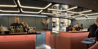 Eine Bar mit Tresen und Kellner: Die neue Bar im Berliner Fernsehturm kommt in den Farben Bordeaux und Nachtblau samt LED-Leuchten daher