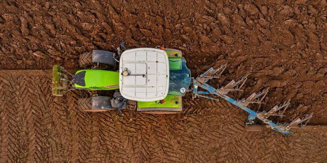 Traktor auf Acker.