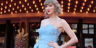 Taylor Swift mit blauem Kleid