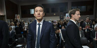 TikTok-CEO Shou Zi Chew und Meta-CEO Mark Zuckerberg, hinter ihnen halten Menschen Fotos von Angehörigen in die Höhe