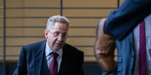 Hans Georg Maaßen geht eine Treppe hoch.