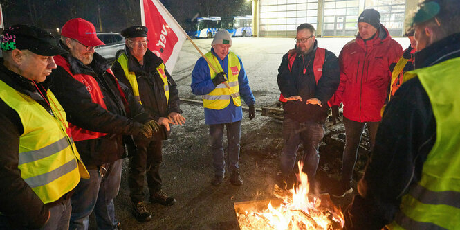 Streikposten mit Feuertonne.