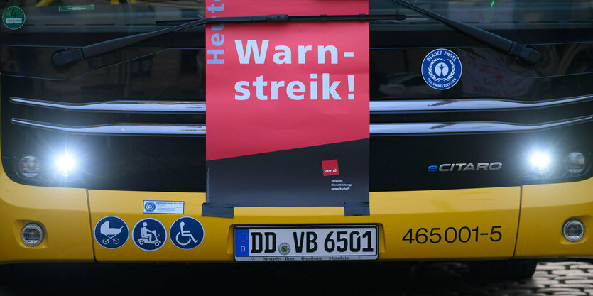 Plakat an einem Bus.