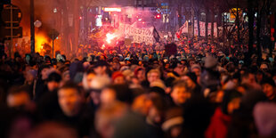 Demozug mit Plakat "Molotow muss bleiben"