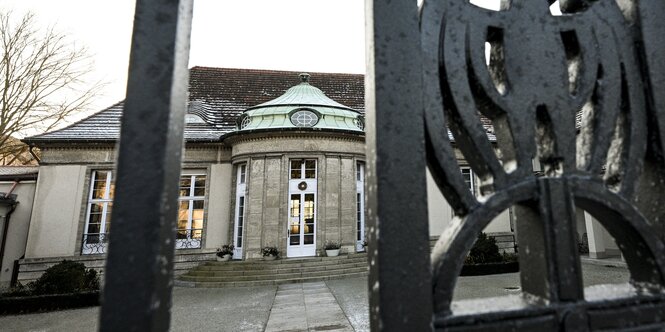 Ein Haus steht hinter einem Tor