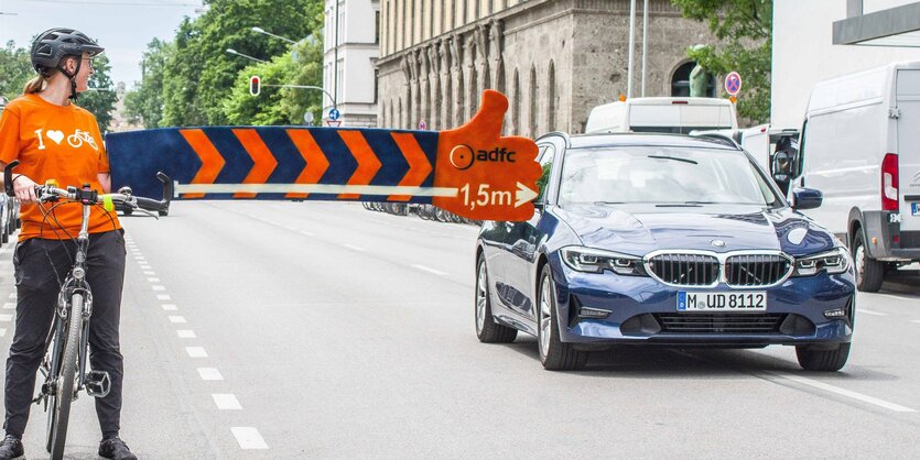 Abstandshalter zwischen Fahrrad und Auto.