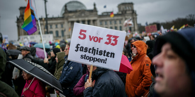 Viele Menschen vor dem Reichstagsgebäude in Berlin