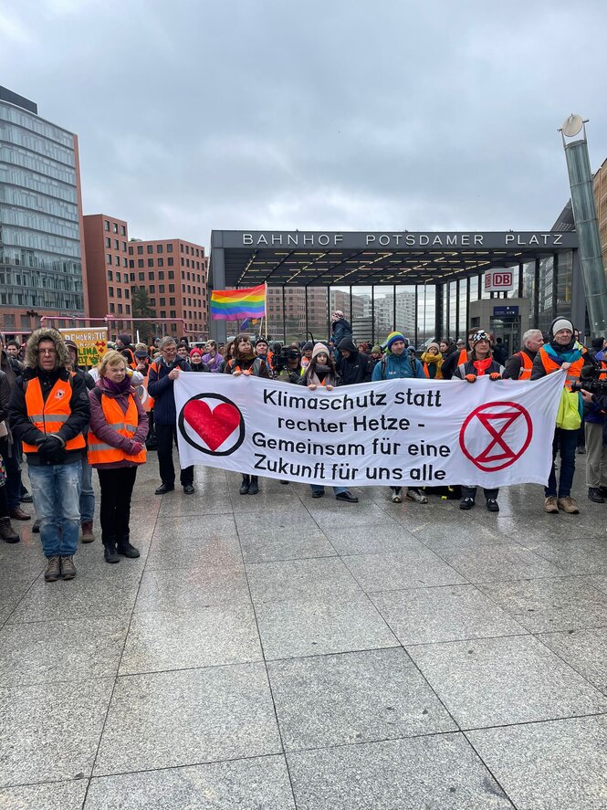 Menschen mit einem Transparent auf dem Potsdamer Platz