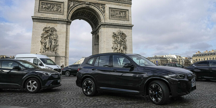 Fahrzeuge vor dem Arc de Triomphe.