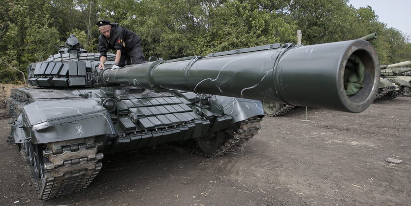 Pro-russischer Kämpfe auf einem Panzer.