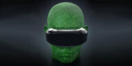 Virtual-Reality-Headset auf einem Plastikkopf mit strukturiertem menschlichem Gesicht, das die Struktur einer grünen Leiterplatine hat