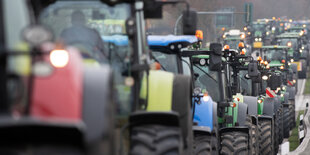 Traktoren fahren aus Richtung Rüdersdorf und Seelow kommend über die Bundesstraße B1 zu einer Protestaktion.