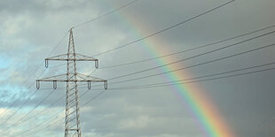 Hochspannungsleitung mit Regenbogen.