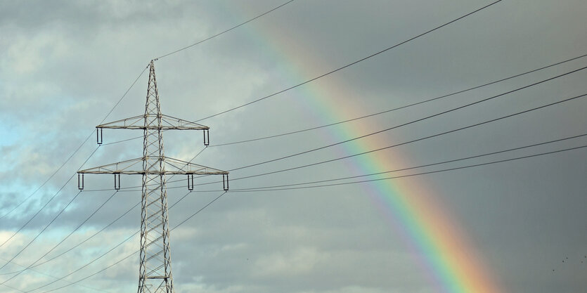 Hochspannungsleitung mit Regenbogen.