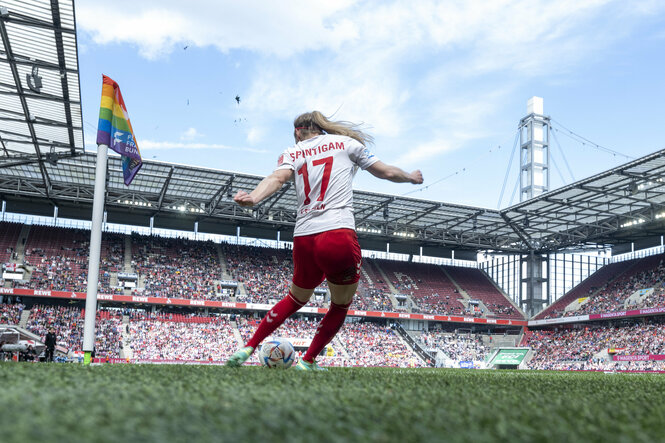 Kicken im großen Rahmen: Sarah Puntigam (1. FC Köln) tritt im Müngersdorfer Stadion einen Eckball.