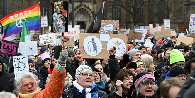 Demo auf dem Marktplatz vor der Bürgerschaft gegen Rechtsextremisus.