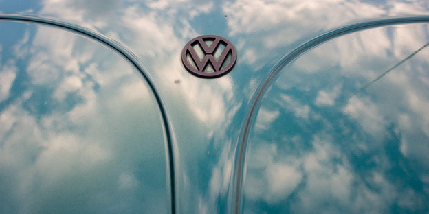 Wolken spiegeln sich auf der Motorhaube eines VW-Käfers