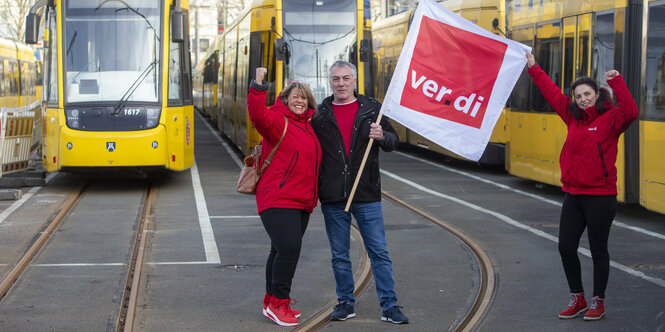 Mehrere Personen mit Fahne bei Protesten.