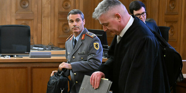 Brigadegeneral Markus Kreitmay in einem Gerichtssaal.
