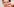 Eine Frau hält eine Tablette zwischen Daumen und Zeigefinger