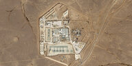 Luftaufnahme einer Militärbasis in der Wüste Jordaniens