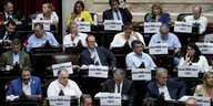 „Verabschiedet das Gesetz NICHT!“, steht auf zahlreichen Schildern im Unterhaus am dritten Tag einer Debatte über ein Gesetzespaket der neuen ultraliberalen Regierung von Präsident Milei
