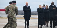 Soldaten tragen einen Sarg vorbei an US-Präsident Joe Biden
