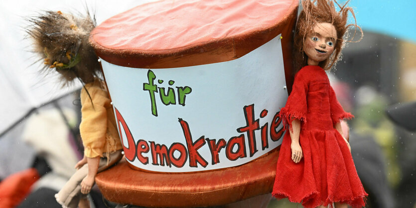 Eine Bürgerin trägt auf dem Platz der Wiedervereinigung während einer Demonstration gegen Rechtsextremismus einen Hut mit der Aufschrift "für Demokratie.