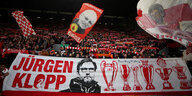 Tribüne des Liverpool FC mit Transparenten zu Jürgen Klopp