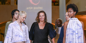 Die Designerin Anja Gockel (M) steht nach ihrer Show im Rahmen der Berlin Fashion Week im Hotel Adlon mit ihren Models auf dem Catwalk, ein Foto von 2023. Gockel hat auch 2024 wieder eine Show in Berlin zur Fashion Week.