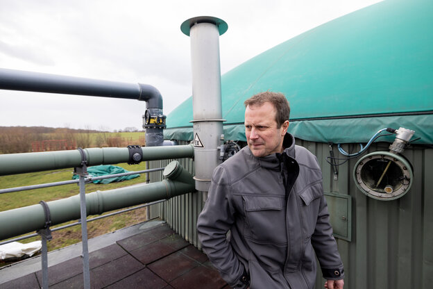 Eine Person vor einem Silo