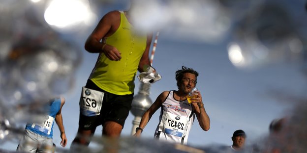 Marathon-Läufer in einer Pfütze