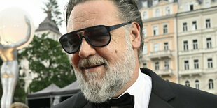 Der Schauspieler Russell Crowe mit Sonnenbrille und Smoking.