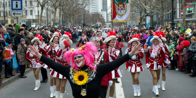 Karnevalsumzug des Festkomitees Berliner Karneval e.V. auf dem Kurfürstendamm mit Menschen in bunten Kostümen, ein Foto dem Jahr 2013