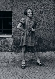 Schwarz-Weiß-Fotografie eines lachenden Mädchens