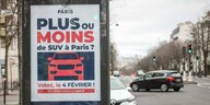 Ein Wahlplakat wirbt für die Abstimmung über höhere Parkgebühren für SUVs in Paris.