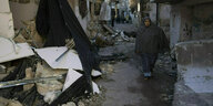 Eine Frau geht an einem zerstörten Haus im Flüchtlingslager von Tulkarem im Westjordanland vorbei.