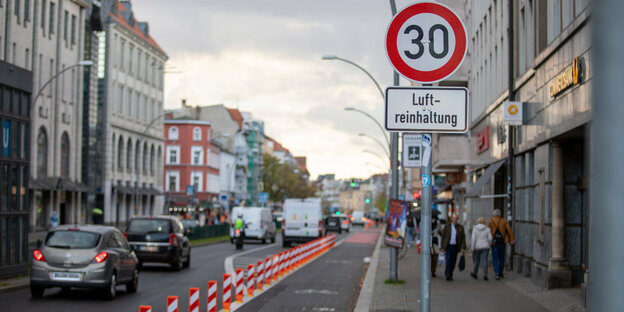 Straße mit Autos und Radspur, Schild: Tempo 30, "Luftreinhaltung"