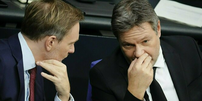 Christian Lindner (l, FDP), Bundesminister der Finanzen, und Robert Habeck (Bündnis 90/Die Grünen), Bundesminister für Wirtschaft und Klimaschutz beraten sich..