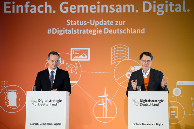 Volker Wissing (l, FDP), Bundesminister für Verkehr und Digitales, und Karl Lauterbach (SPD), Bundesminister für Gesundheit, informieren bei einer Pressekonferenz über die Digitalisierung im Gesundheitswesen und die digitalpolitischen Ziele der Ampel.