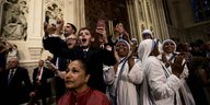 Menschen in der St.-Patrick-Kathedrale und bejubeln den Papst.