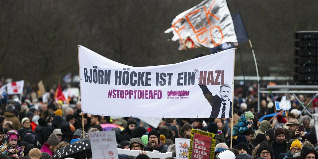 Ein Teilnehmer hält bei der Demonstration eines Bündnisses «Wir sind die Brandmauer» für Demokratie und gegen Rechtsextremismus ein Plakat mit der Aufschrift «björn höcke ist ein Nazi». Foto: Christophe Gateau/dpa