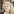 Eine Frau mit langen blonden Haaren und Brille