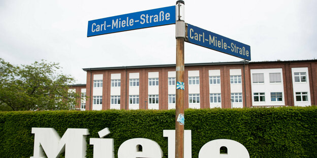 Ein Straßenschild «Carl-Miele-Straße» ist vor dem Firmengelände der Miele & Cie. KG zu sehen