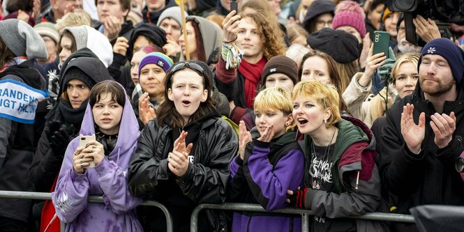 Protestierende junge Menschen